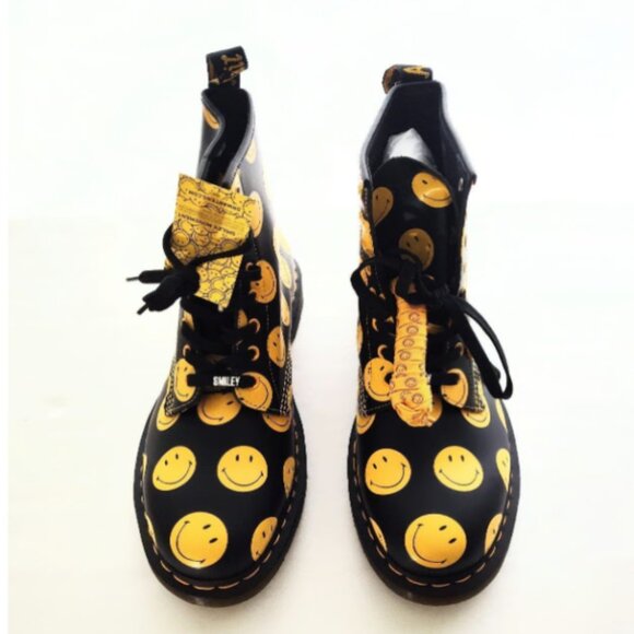 Dr. Martens Smiley 1460 31389005 12 EU46 NIB Never Worn Black Yellow Docs DM - Picture 2 of 4